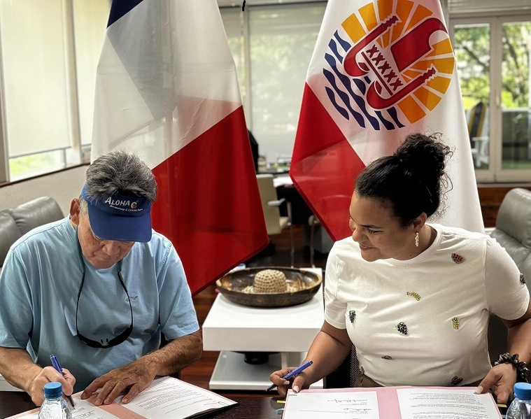 Signature d'un Memorandum of understanding (MOU) entre Kimo Dejon, président de Aloha Adventure& Leisure Travels, et la ministre des Sportts Nahema Temarii Signature d'un Memorandum of understanding (MOU) entre Kimo Dejon, président de Aloha Adventure& Leisure Travels, et la ministre des Sportts Nahema Temarii