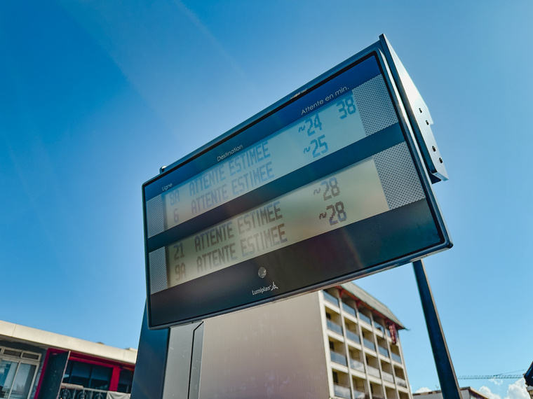 Six bornes d'information voyageurs ont été placées aux arrêts de bus stratégiques du réseau. Six bornes d'information voyageurs ont été placées aux arrêts de bus stratégiques du réseau.