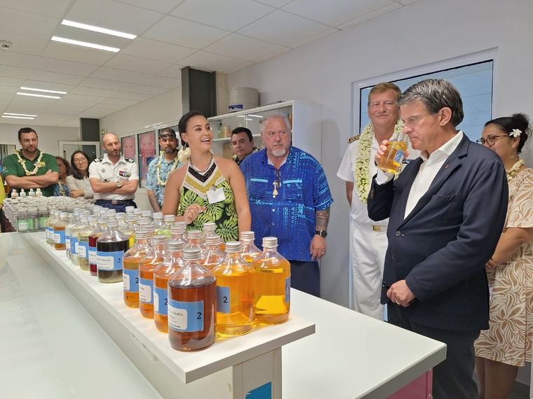 La diversité et la créativité des produits dérivés ont suscité l’intérêt du ministre. La diversité et la créativité des produits dérivés ont suscité l’intérêt du ministre.