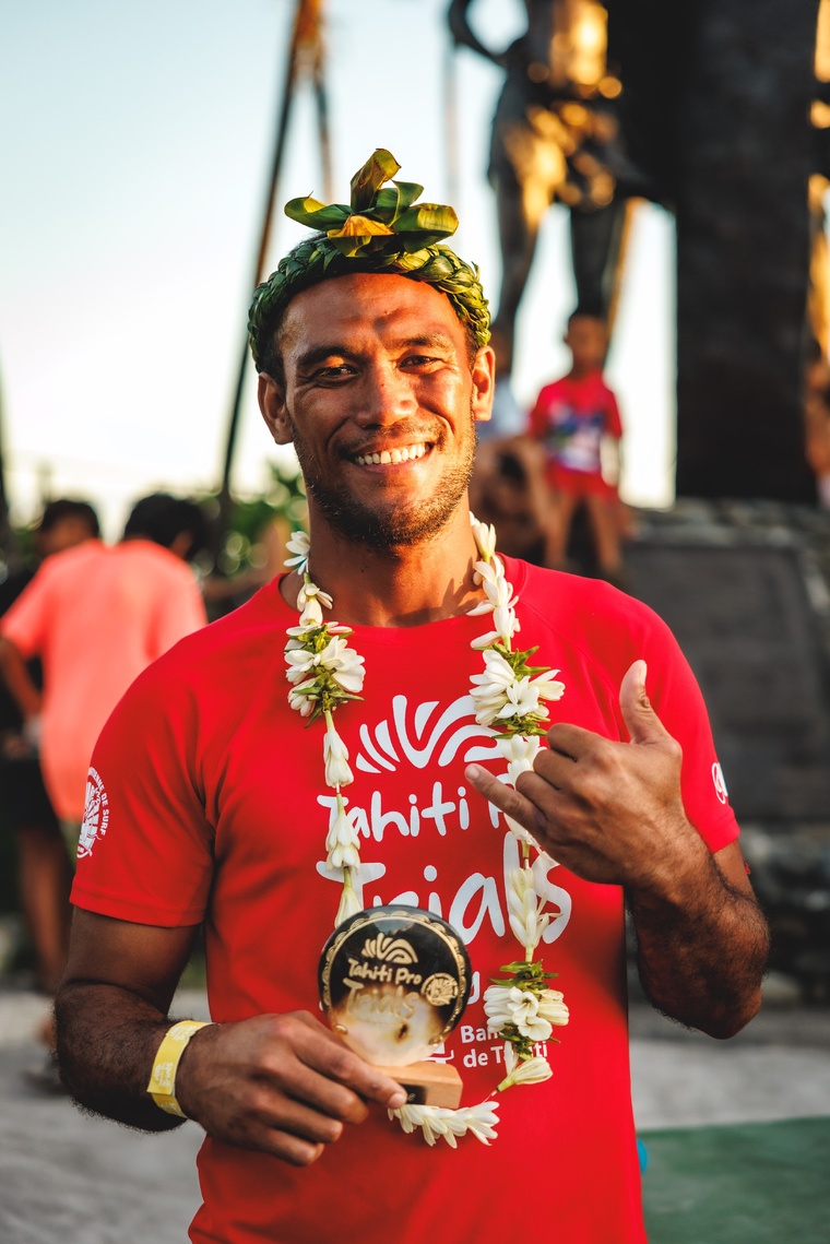 Sa deuxième place aux Trials lui a finalement ouvert les portes de la Tahiti Pro. Sa deuxième place aux Trials lui a finalement ouvert les portes de la Tahiti Pro.