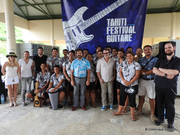 Les artistes du Tahiti Festival Guitare et les élèves du lycée hôtelier réunis grâce à la musique. Les artistes du Tahiti Festival Guitare et les élèves du lycée hôtelier réunis grâce à la musique.