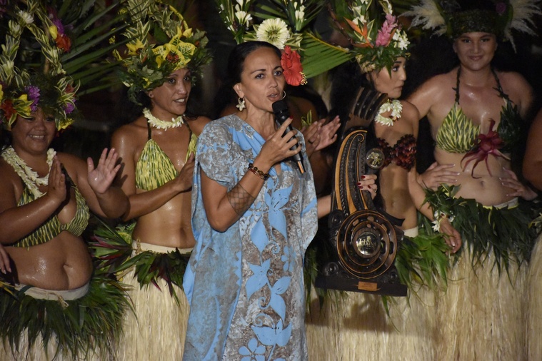 Heimoana Metua avec le trophée remporté “pour la Presqu’île”. Heimoana Metua avec le trophée remporté “pour la Presqu’île”.