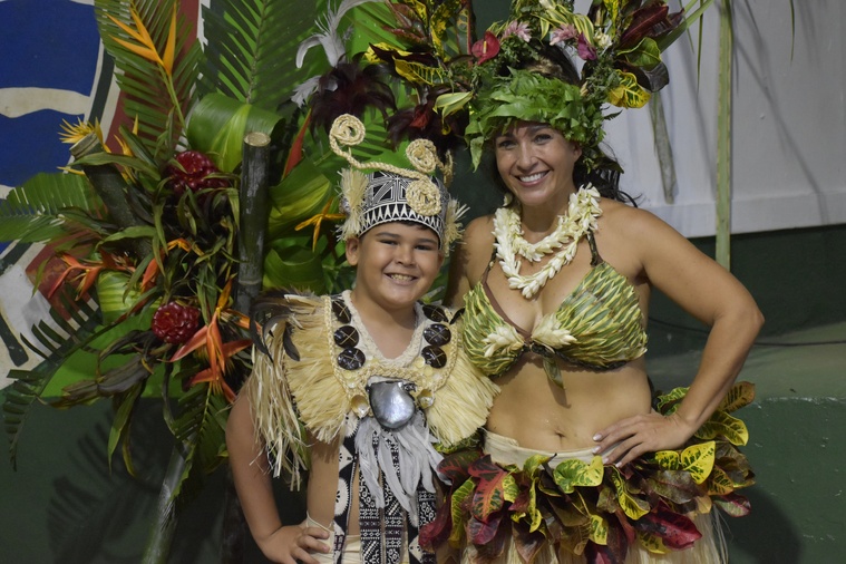 “Les gens nous portent”, confie Jenna, danseuse de Taravao accompagnée de son fils. “Les gens nous portent”, confie Jenna, danseuse de Taravao accompagnée de son fils.