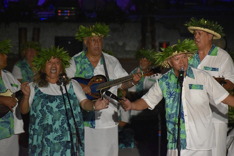 Ouverture de la soirée par le groupe de chant Tamari’i Mataiea. Ouverture de la soirée par le groupe de chant Tamari’i Mataiea.