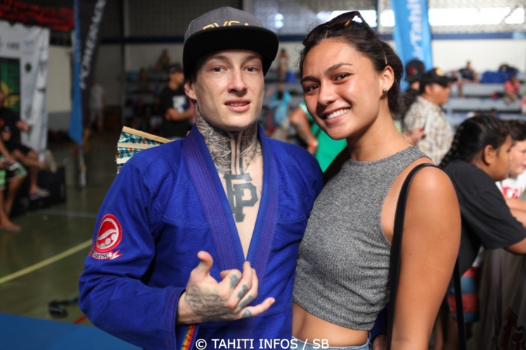 Maui Lacaze avec sa plus fidèle supportrice qui n'est autre que notre Miss Heiva, Heru Shan Hang