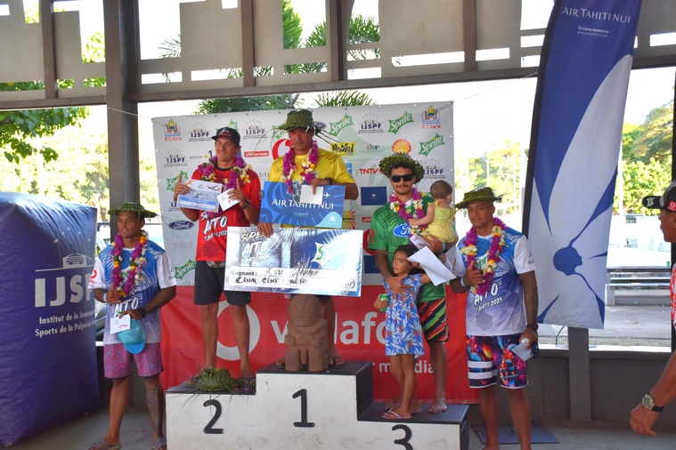 Le podium seniors hommes en V1. Le podium seniors hommes en V1.