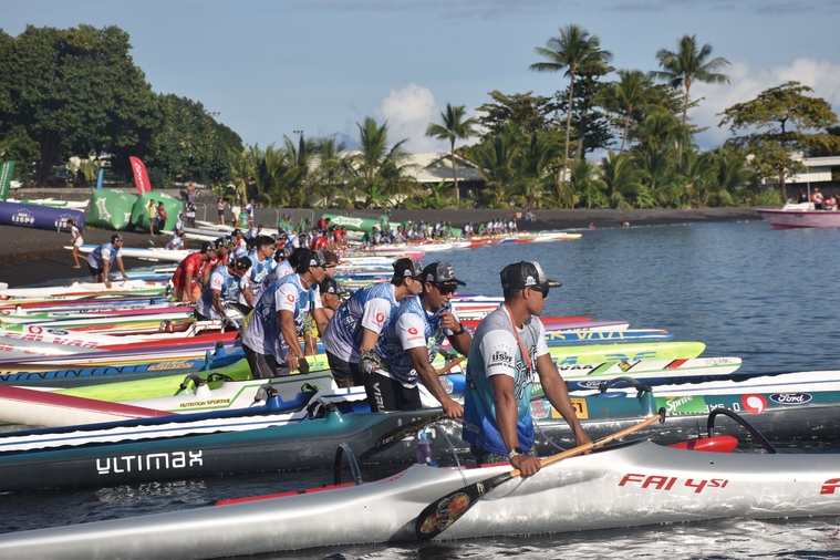 Tous les rameurs étaient prêts au moment du départ de la course. Tous les rameurs étaient prêts au moment du départ de la course.