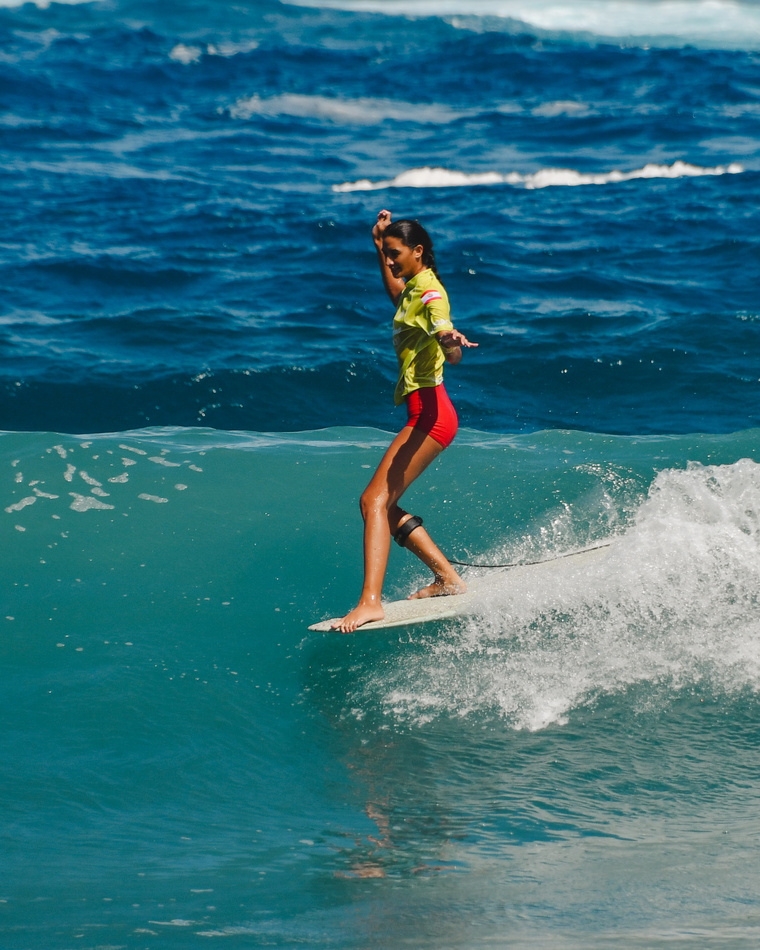 Naheitea Leboucher, un cran au dessus en longboard. Naheitea Leboucher, un cran au dessus en longboard.