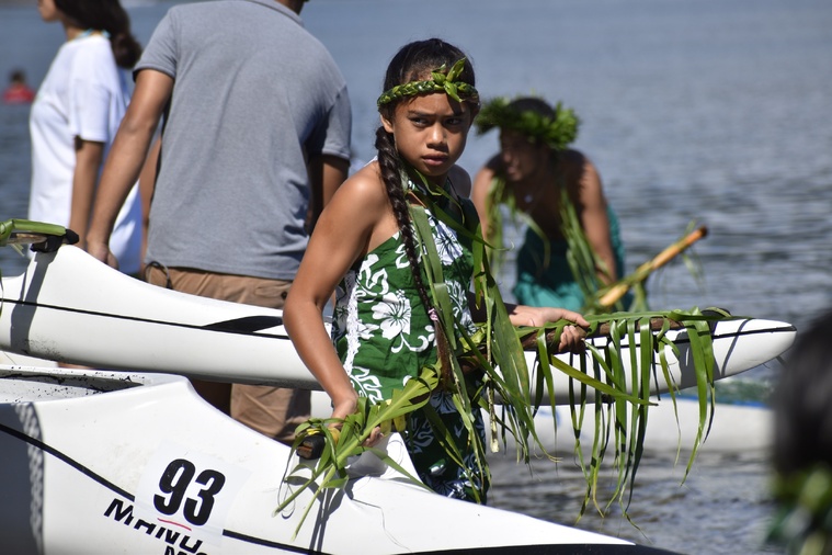 Les jeunes rameurs ont escorté la pirogue double hawaiienne jusqu’à la plage. Les jeunes rameurs ont escorté la pirogue double hawaiienne jusqu’à la plage.