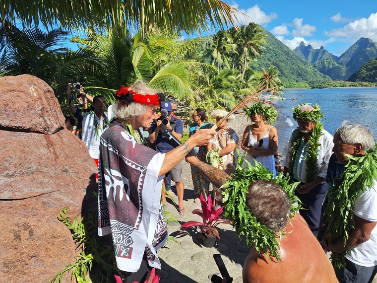 Recueillement à la stèle en présence du sculpteur Tunui Salmon. Recueillement à la stèle en présence du sculpteur Tunui Salmon.