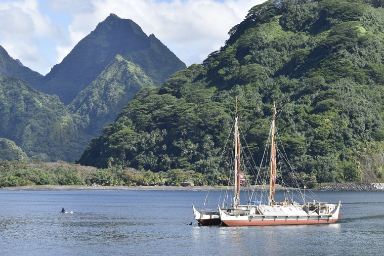 Hōkūle’a dans la baie de Tautira, cinquante ans après son premier passage en 1976. Hōkūle’a dans la baie de Tautira, cinquante ans après son premier passage en 1976.