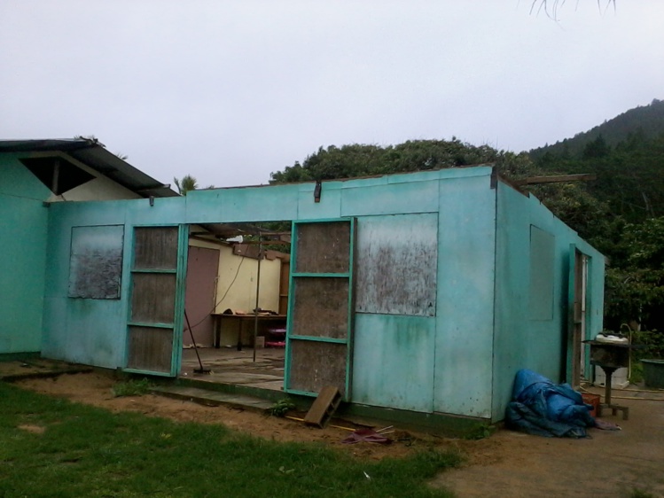 À Tubuai, des toitures se sont envolées avec la puissance du vent