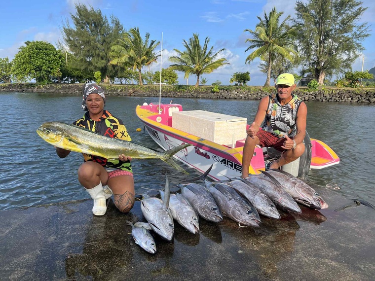 Retour de pêche avec son père, Félix Ti-Paon, qui lui a “tout appris” (Crédit : DR). Retour de pêche avec son père, Félix Ti-Paon, qui lui a “tout appris” (Crédit : DR).