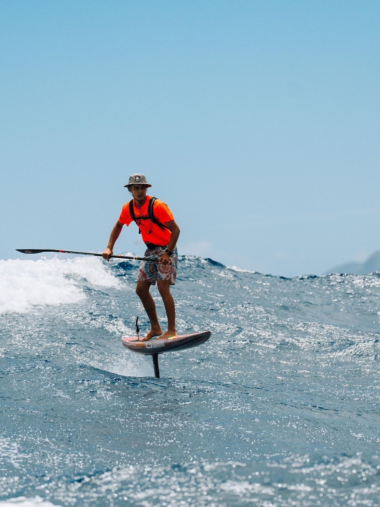 Toaura en stand up foil lors de la Molokai 2 Oahu. Toaura en stand up foil lors de la Molokai 2 Oahu.