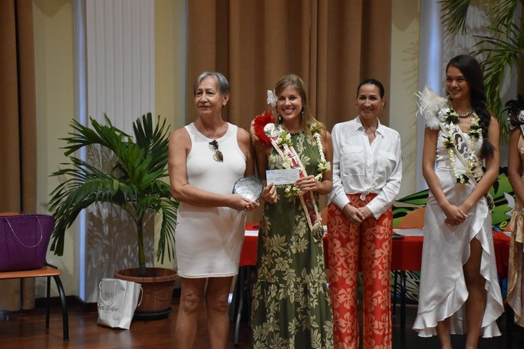 Neyls Labbeyi (à gauche) a reçu le deuxième prix du jury. Sa robe végétale avait habillé la deuxièmes dauphine, Anavai Calmajis, lors de la soirée du 21 juin à la mairie de Pirae.