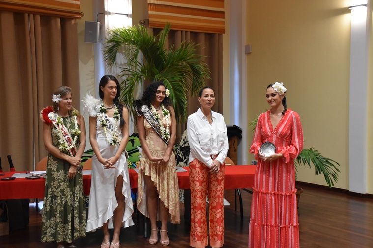 Kauehi Brunel, la candidate numéros 2, a reçu le prix Coup de cœur du comité des mains de la directrice de la société Miss Tahiti, Leïana Faugerat-Dang. Kauehi Brunel, la candidate numéros 2, a reçu le prix Coup de cœur du comité des mains de la directrice de la société Miss Tahiti, Leïana Faugerat-Dang.