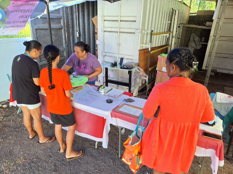Le stand installé derrière l’usine tourne à plein régime.