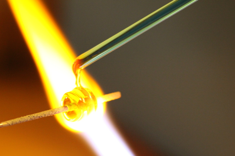 Une femme, deux passions : le filage de verre et le raku