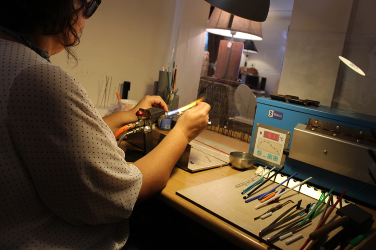 Une femme, deux passions : le filage de verre et le raku Une femme, deux passions : le filage de verre et le raku