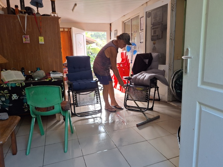 Place au nettoyage à Teahupo’o, où la nuit a été rude (Crédit photos : Anne-Charlotte Lehartel).