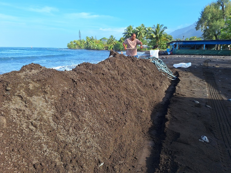 Les forains du PK 0 se sont barricadés derrière des sacs de sable. Les forains du PK 0 se sont barricadés derrière des sacs de sable.