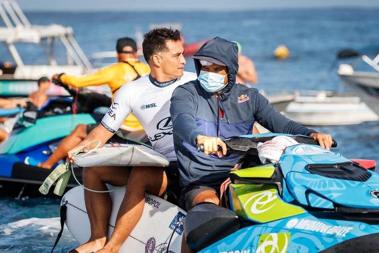 Malgré sa blessure au visage, Michel Bourez a tenu à venir soutenir Mihimana Braye lors de la compétition.