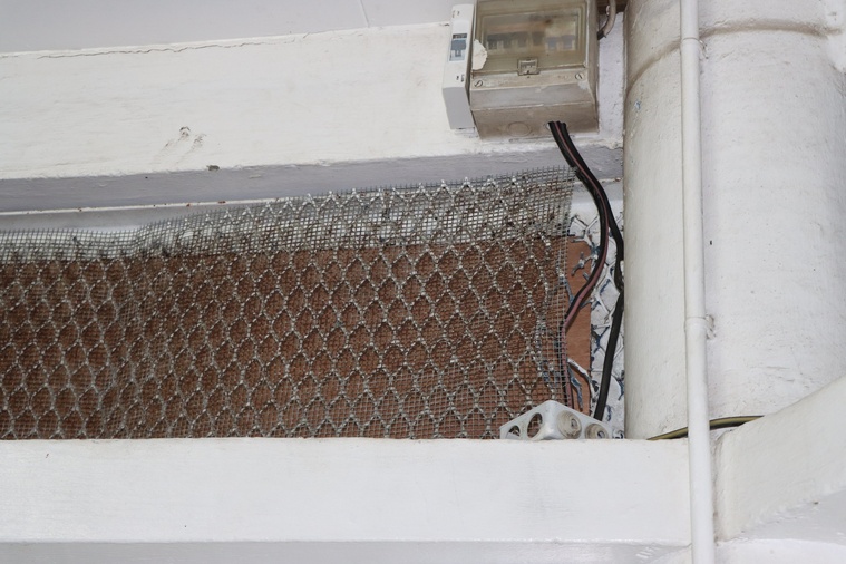 Pour s'introduire dans la cuisine centrale, le cambrioleur a arraché l'un des contre-plaqués d'une lucarne et a plié une partie du grillage de protection. Crédit : Ville de Mahina