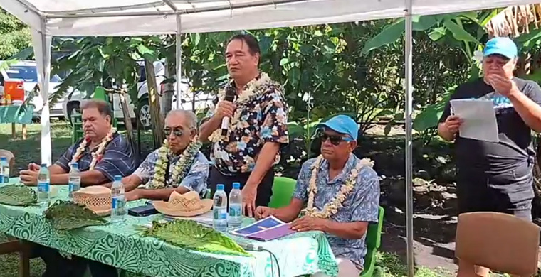 “les 38 élus sont censés voter d’une seule voix. Il y en a 37 qui votent d’une seule voix (…). C’est elle (Hinamoeura Cross, NDLR), le groupe dissident, ce n’est pas le groupe du Tavini.” Tony Géros “les 38 élus sont censés voter d’une seule voix. Il y en a 37 qui votent d’une seule voix (…). C’est elle (Hinamoeura Cross, NDLR), le groupe dissident, ce n’est pas le groupe du Tavini.” Tony Géros