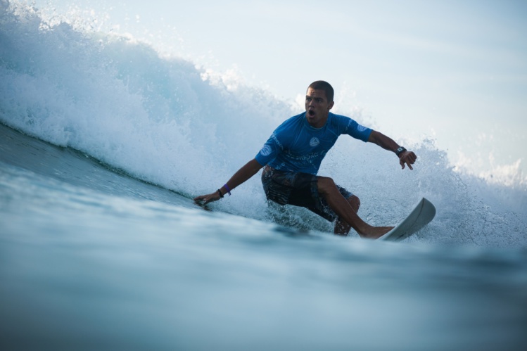 Mateia Hiquily, un des meilleurs surfeurs polynésiens actuellement