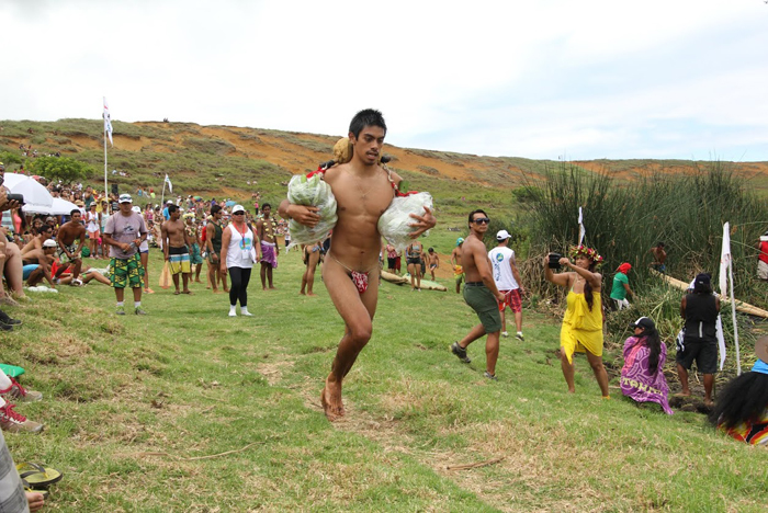 Konui Lillo Laharona est un champion au Tau'a Rapa Nui, un triathlon traditionnel lors du Tapati qui mêle course de porteur de fruits autour du volcan, course de pirogue traditionnelle en roseaux et natation (crédit : Jonathan Martins Torres)