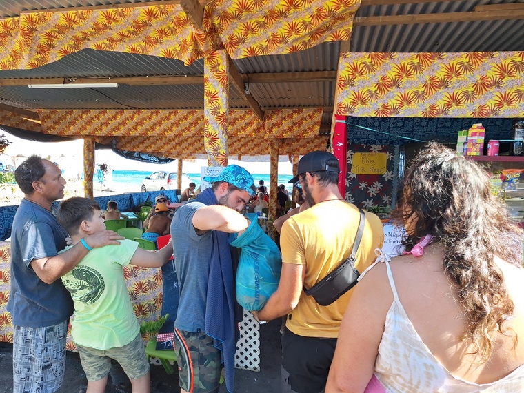 Les barraques des forains de Teahupo’o, fidèles au rendez-vous.
