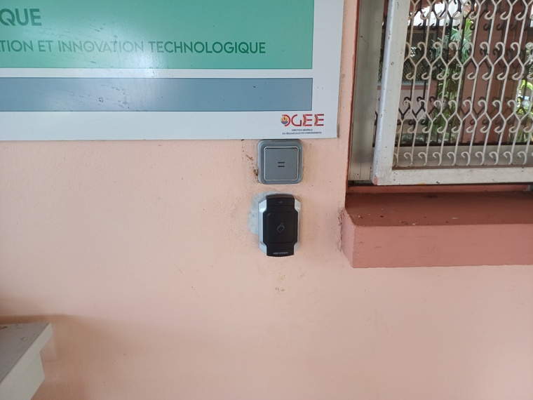 La badgeuse de la discorde positionnée au niveau de l’administration (Crédit : DR).