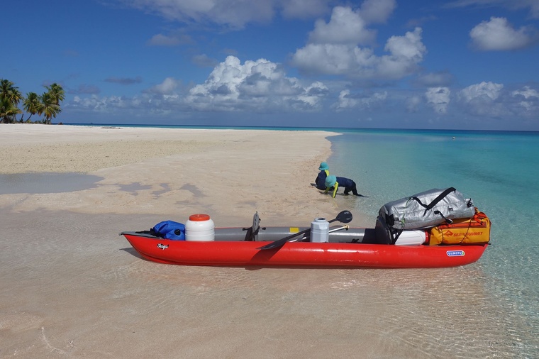 Pour ses recherches aux Tuamotu, Rémy Canavesio n’hésite pas à se lancer dans de véritables expéditions en kayak. Pour ses recherches aux Tuamotu, Rémy Canavesio n’hésite pas à se lancer dans de véritables expéditions en kayak.