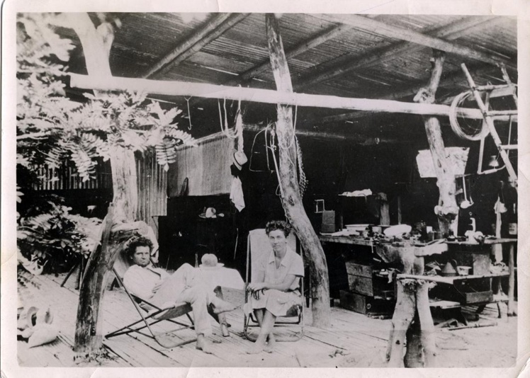 Friedrich Ritter et sa compagne Dore, dans leur campement de fortune, où ils vivaient façon Adam et Eve. Friedrich Ritter et sa compagne Dore, dans leur campement de fortune, où ils vivaient façon Adam et Eve.