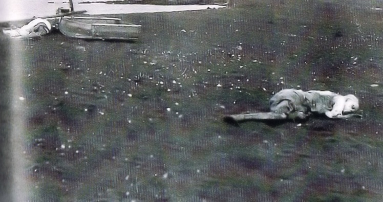 Sur une plage de l’île de Marchena, deux corps momifiés par le soleil ; au premier plan, celui de Lorenz, et, vers la barque, celui du Nuggerud. Sur une plage de l’île de Marchena, deux corps momifiés par le soleil ; au premier plan, celui de Lorenz, et, vers la barque, celui du Nuggerud.