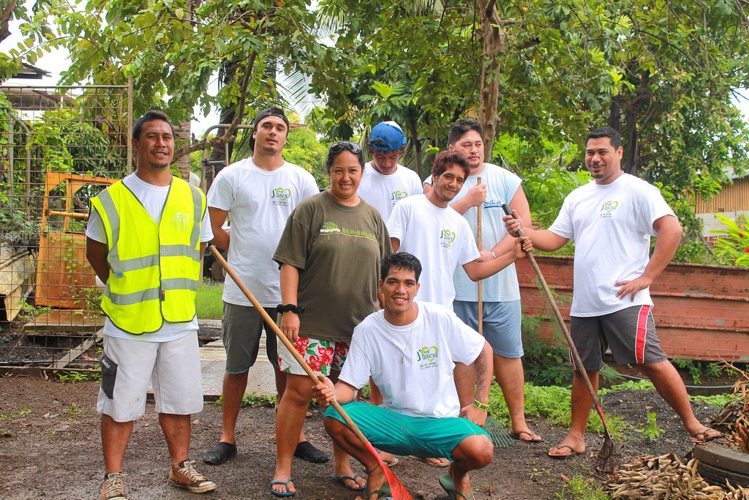 Faaa : Une soixantaine de jeunes nettoient les quartiers Faaa : Une soixantaine de jeunes nettoient les quartiers