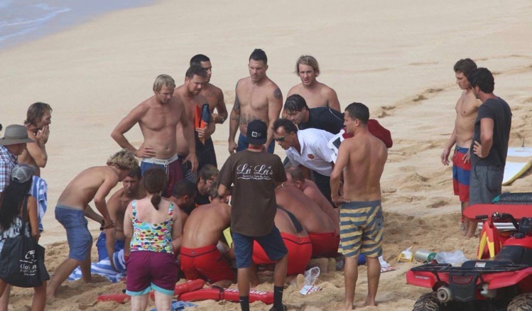 On voit Tahurai en train de couvrir la victime avec une serviette On voit Tahurai en train de couvrir la victime avec une serviette