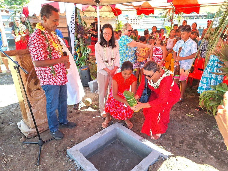 Pose de la première pierre en présence des élèves (Crédit : Anne-Charlotte Lehartel). Pose de la première pierre en présence des élèves (Crédit : Anne-Charlotte Lehartel).