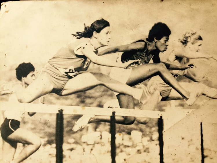 Port Moresby 1969, Dominique Chaze au premier plan à la lutte avec la Tongienne Iongi. Port Moresby 1969, Dominique Chaze au premier plan à la lutte avec la Tongienne Iongi.