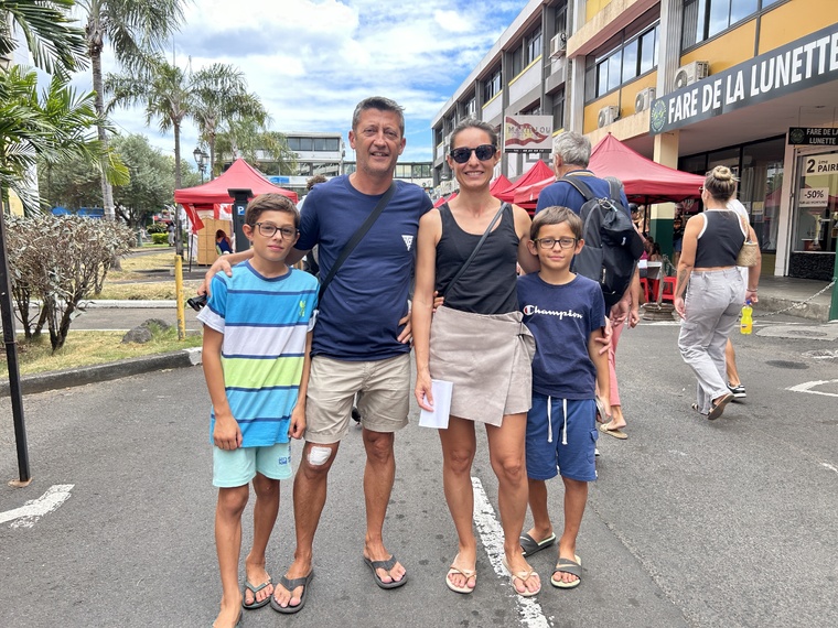 Clotilde et Christopher, parents de deux garçons, témoignent de l'embarras du choix. Julian, 8 ans, penche pour le bodyboard, Valentin, 10 ans, hésite encore entre natation, athlétisme… ou bodyboard. ©DM
