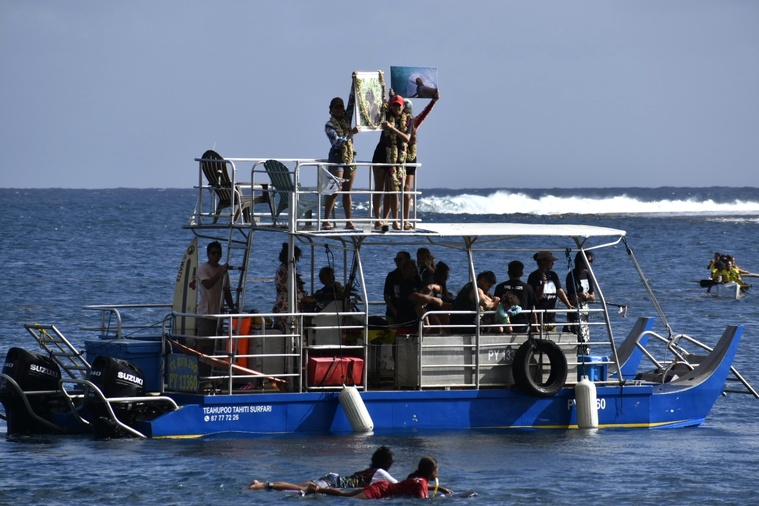 Les portraits de Raiponi Pua brandis au dessus de l’eau au PK 0. Les portraits de Raiponi Pua brandis au dessus de l’eau au PK 0.