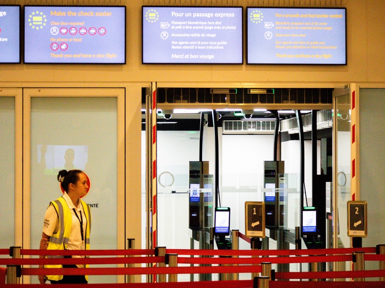 Passer la frontière en 30 secondes : les sas biométriques arrivent à l’aéroport de Tahiti Passer la frontière en 30 secondes : les sas biométriques arrivent à l’aéroport de Tahiti