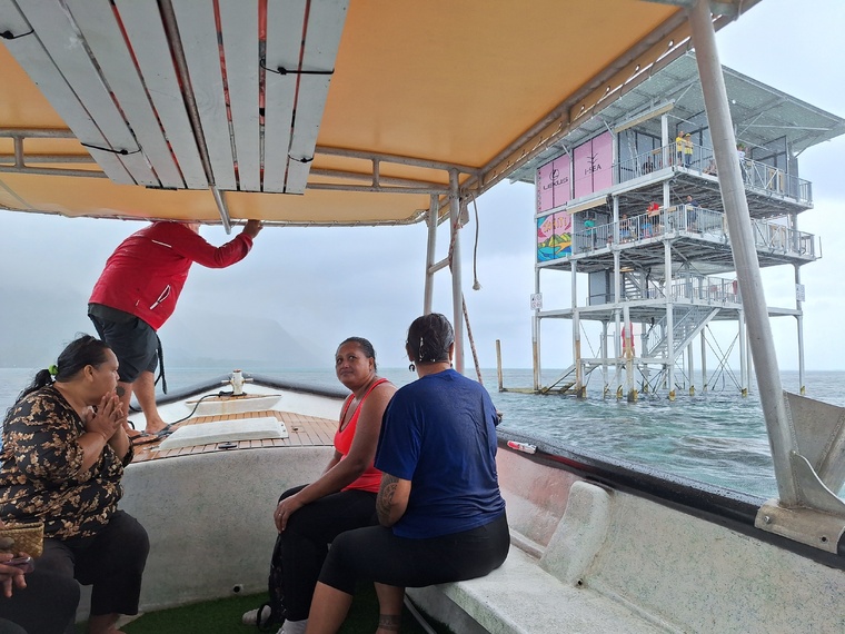 Des habitants de Teahupo’o ont pu découvrir la tour d’arbitrage de l’intérieur, ce mercredi (Crédit : Anne-Charlotte Lehartel).