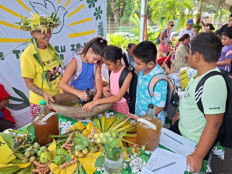 Atelier pratique avec la tradipraticienne Turia Clark (Crédit : Anne-Charlotte Lehartel). Atelier pratique avec la tradipraticienne Turia Clark (Crédit : Anne-Charlotte Lehartel).