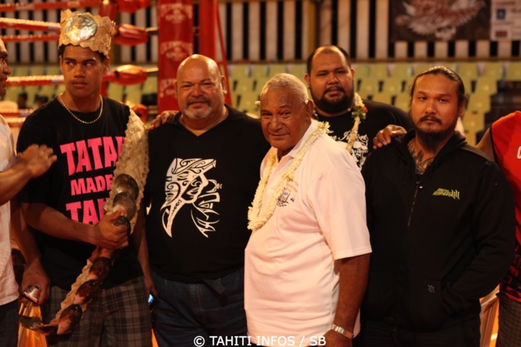 Jeffry, ici en 2013 avec le regretté Maco Nena, sponsorise la boxe polynésienne avec passion Jeffry, ici en 2013 avec le regretté Maco Nena, sponsorise la boxe polynésienne avec passion