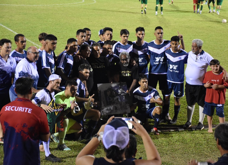 Les coéquipiers d’Eddy Kaspard à l’AS Vénus lui ont rendu un vibrant hommage. Les coéquipiers d’Eddy Kaspard à l’AS Vénus lui ont rendu un vibrant hommage.