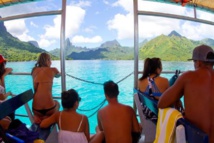 Moorea est une destination touristique très appréciée : on peut donc y trouver de très nombreuses activités touristiques organisées par des prestataires privés souvent avec de toutes petites structures de petites sociétés ou de patentés. Moorea est une destination touristique très appréciée : on peut donc y trouver de très nombreuses activités touristiques organisées par des prestataires privés souvent avec de toutes petites structures de petites sociétés ou de patentés.