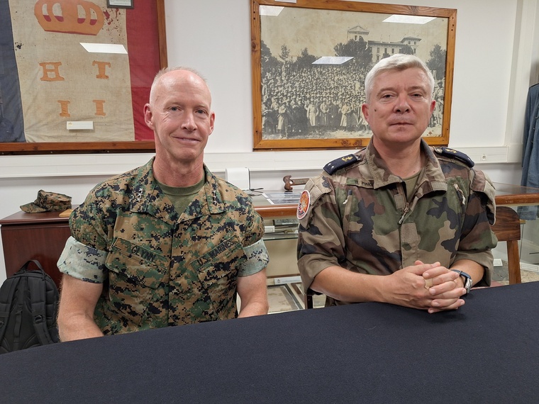 Le Lieutenant général Glynn et le contre-amiral Pinget (Crédit : Anne-Charlotte Lehartel). Le Lieutenant général Glynn et le contre-amiral Pinget (Crédit : Anne-Charlotte Lehartel).