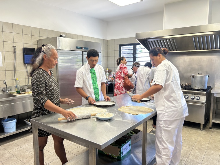 À l’Accueil Te Vai-ete, seize stagiaires – femmes sans domicile fixe et jeunes porteurs de handicaps cognitifs – viennent d’intégrer deux nouvelles formations aux métiers de la restauration.