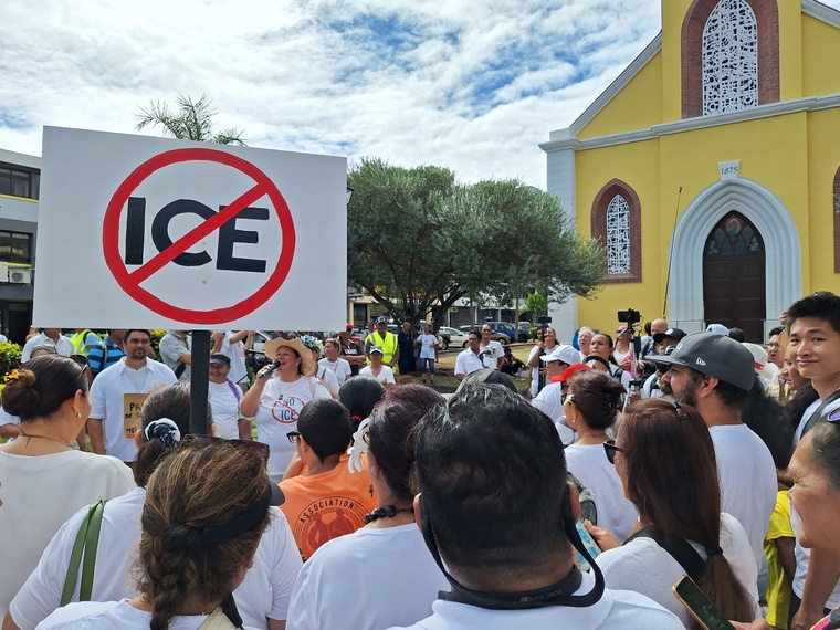 Recueillement à la cathédrale de Papeete (Crédit photos : Anne-Charlotte Lehartel).